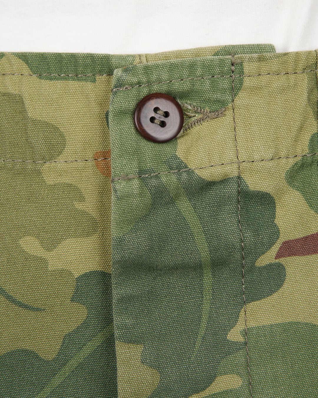 Og-107 Short Mitchell Green Pike Brothers — short vintage, porté en situation