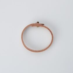 Logo Bracelet Natural Pike Brothers — accessoire vintage, vue de trois quarts Logo Bracelet Natural Pike Brothers — accessoire vintage, vue de trois quarts