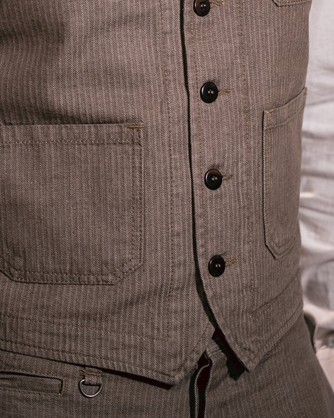 Roamer Vest Hbt Brown Pike Brothers — gilet vintage, porté en situation