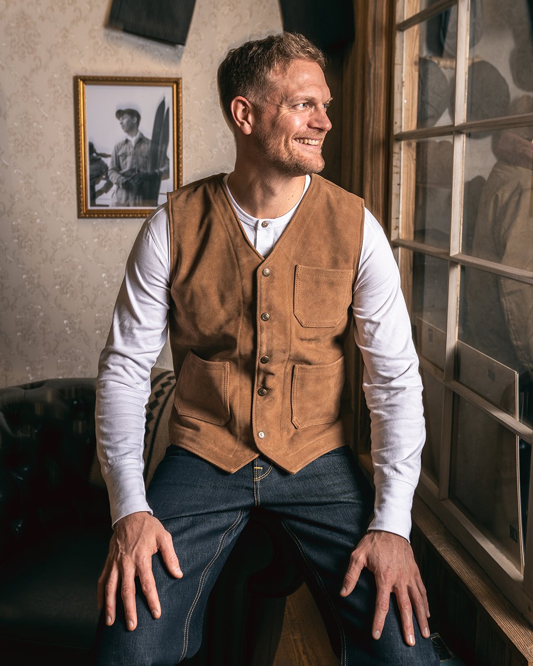 Roamer Vest Mulholland Brown Pike Brothers — gilet vintage, porté en situation