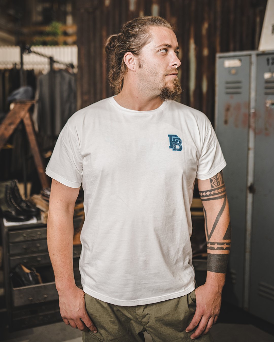 Sports Tee Blue Castle Pike Brothers — vintage t-shirt, collar detail