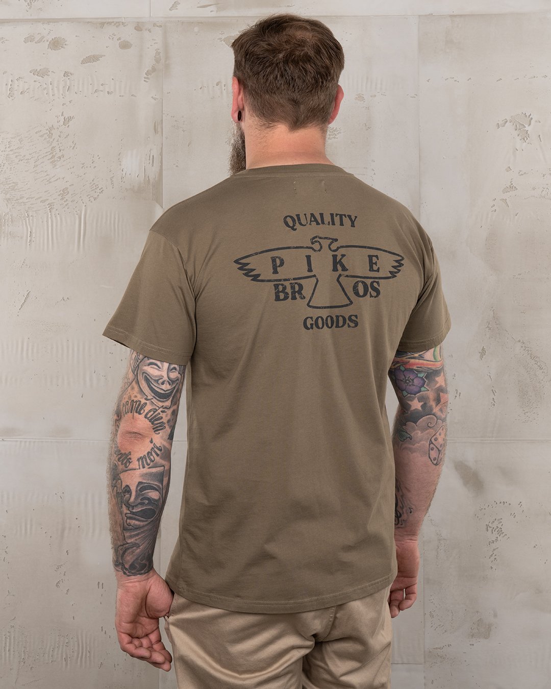 Sports Tee Eagle Olive Pike Brothers — t-shirt vintage, détail du col