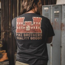 Sports Tee Red Castle Pike Brothers — t-shirt vintage, vue de dos Sports Tee Red Castle Pike Brothers — t-shirt vintage, vue de dos