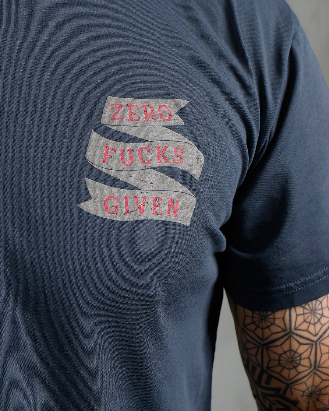 Sports Tee Zero Fucks Pike Brothers — t-shirt vintage, détail de la matière