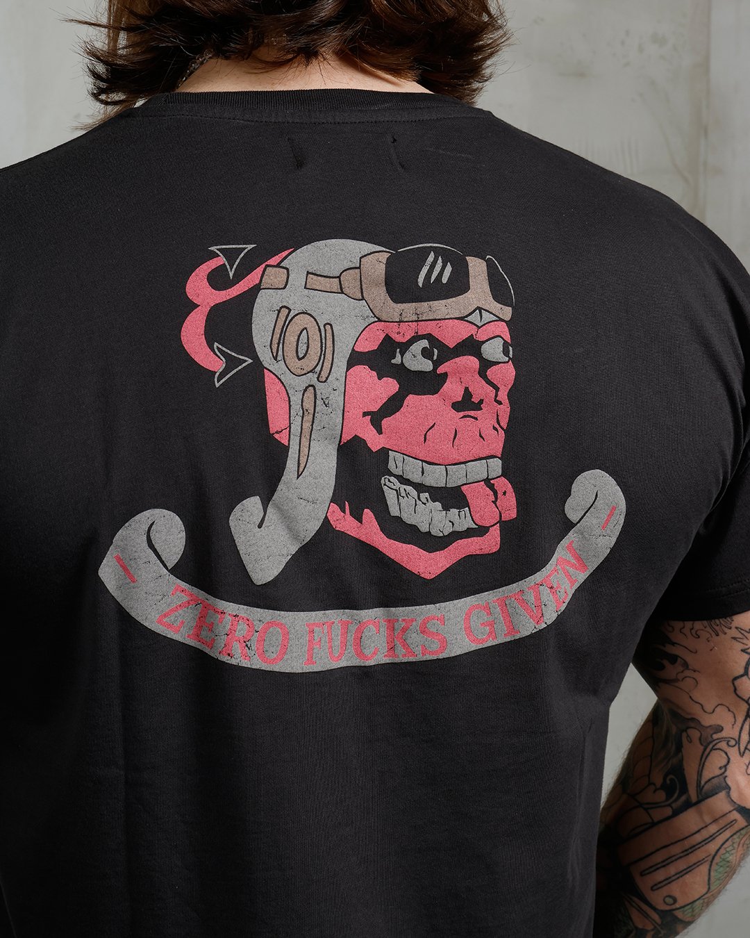Sports Tee Zero Fucks Pike Brothers — t-shirt vintage, détail des finitions