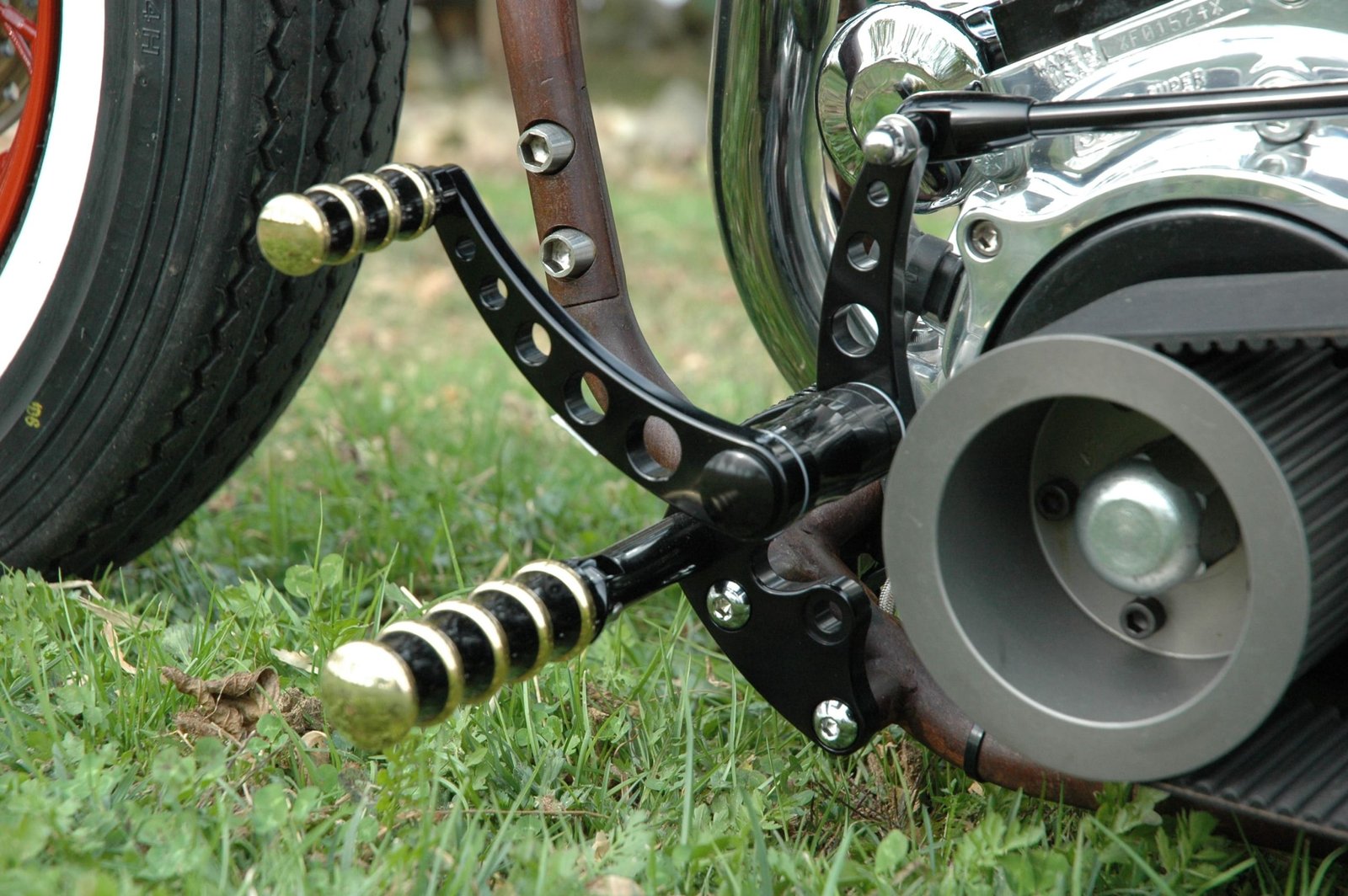 Commande KustomTech noir anodisé commandes avancees Commande au pied KustomTech noir anodisé profil complet de la pièce pour chopper et bobber
