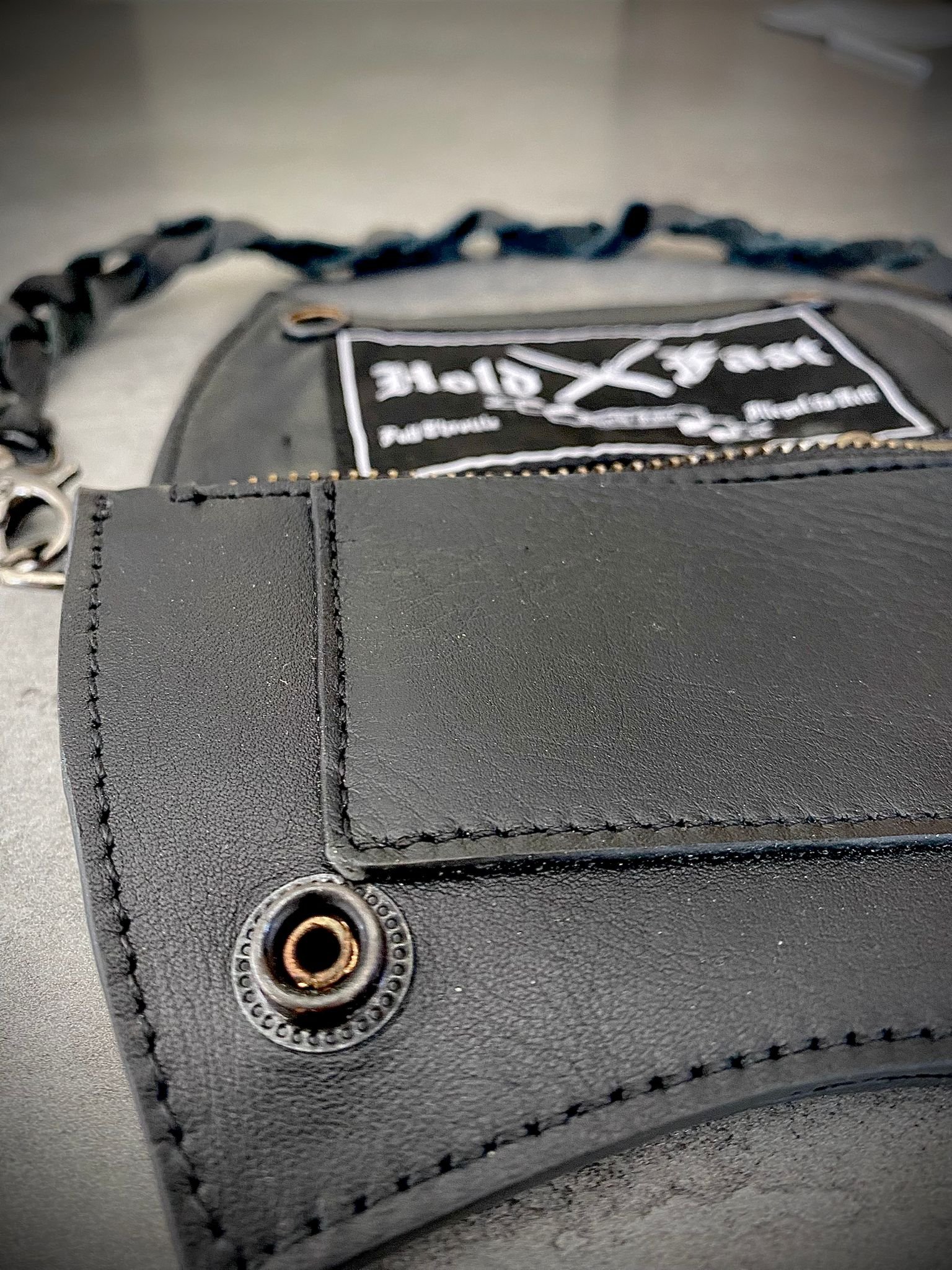 Portefeuille biker cuir matelassé « Black Sabbath » – Hold Fast Bouton pression métal et zip IKK laiton du portefeuille biker cuir Hold Fast