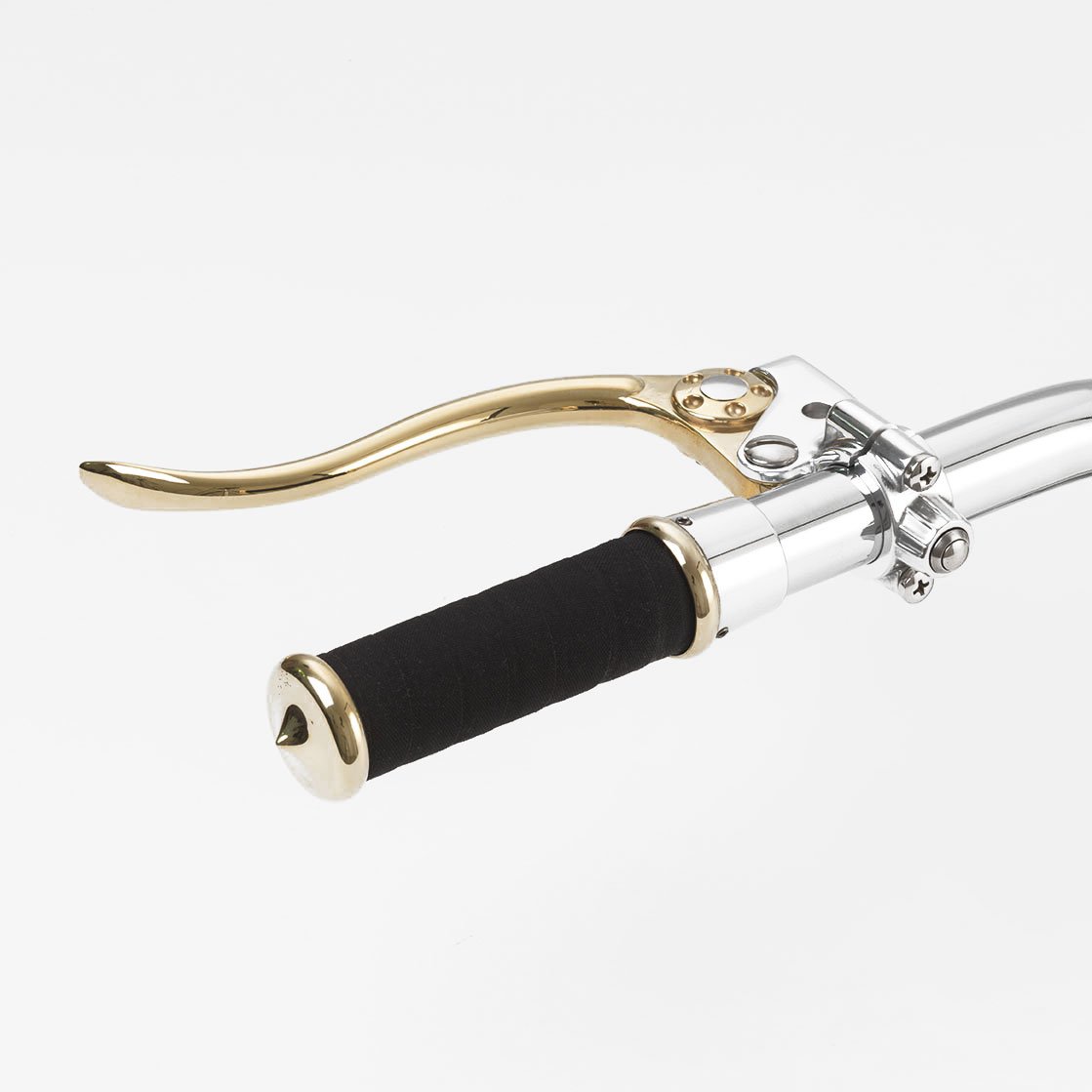Bride KustomTech brut 25,4 mm (1 pouce) Bride à micro-interrupteur KustomTech brut aluminium billet mise en situation sur guidon pour Harley-Davidson