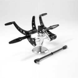 Commande au pied KustomTech noir anodisé métal usiné dans la masse vue principale sur fond neutre pour moto custom Commande au pied KustomTech noir anodisé métal usiné dans la masse vue principale sur fond neutre pour moto custom