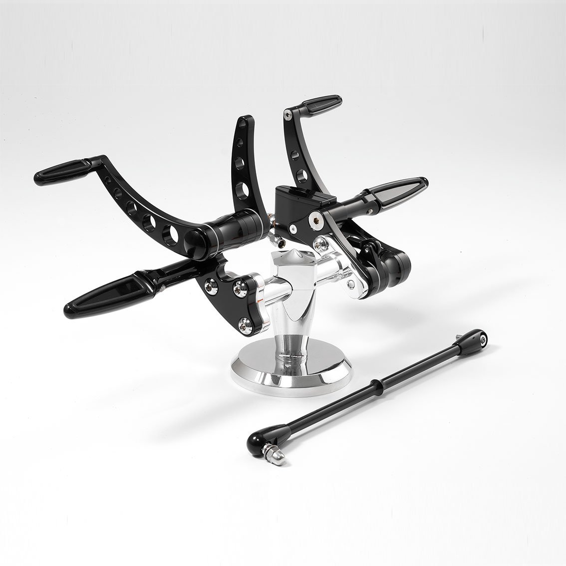 Commande KustomTech noir anodisé Harley FXST Commande au pied KustomTech noir anodisé métal usiné dans la masse vue principale sur fond neutre pour moto custom