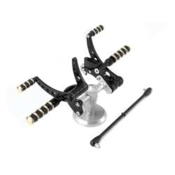 Commande au pied KustomTech noir anodisé aluminium et laiton détail de l’usinage CNC pour moto custom Commande au pied KustomTech noir anodisé aluminium et laiton détail de l’usinage CNC pour moto custom