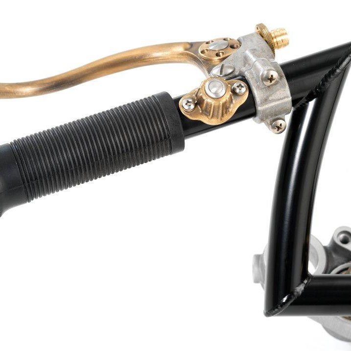 Commodo KustomTech poli 25,4 mm (1 pouce) Commodo de guidon KustomTech poli 25,4 mm (1 pouce) gros plan sur la finition pour moto custom