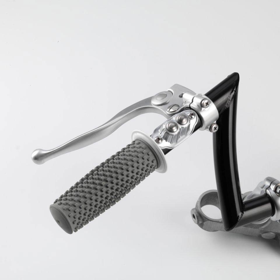 Commodo KustomTech chromé 25,4 mm (1 pouce) Commodo de guidon KustomTech chromé métal usiné dans la masse gros plan sur la finition pour Harley-Davidson