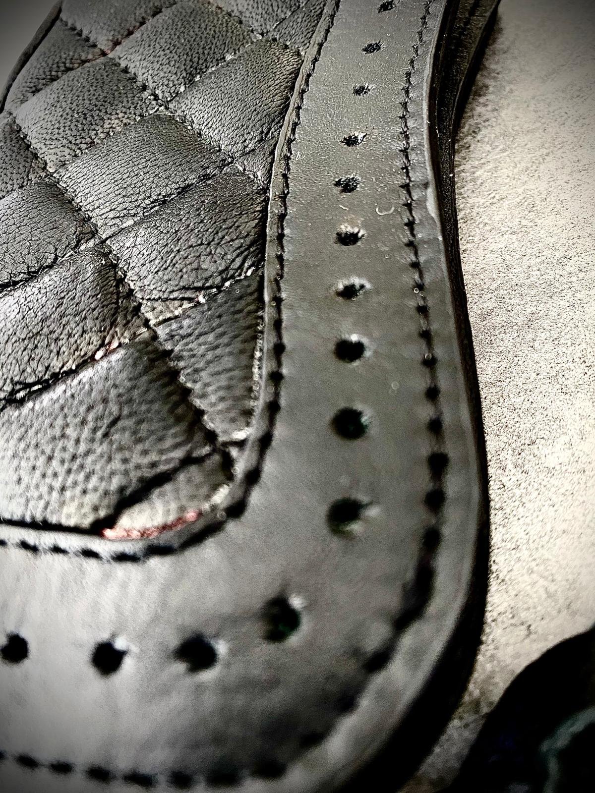 Portefeuille biker cuir matelassé « Black Sabbath » – Hold Fast Cuir grainé bovin, quilting losange et perforations du portefeuille biker cuir Hold Fast
