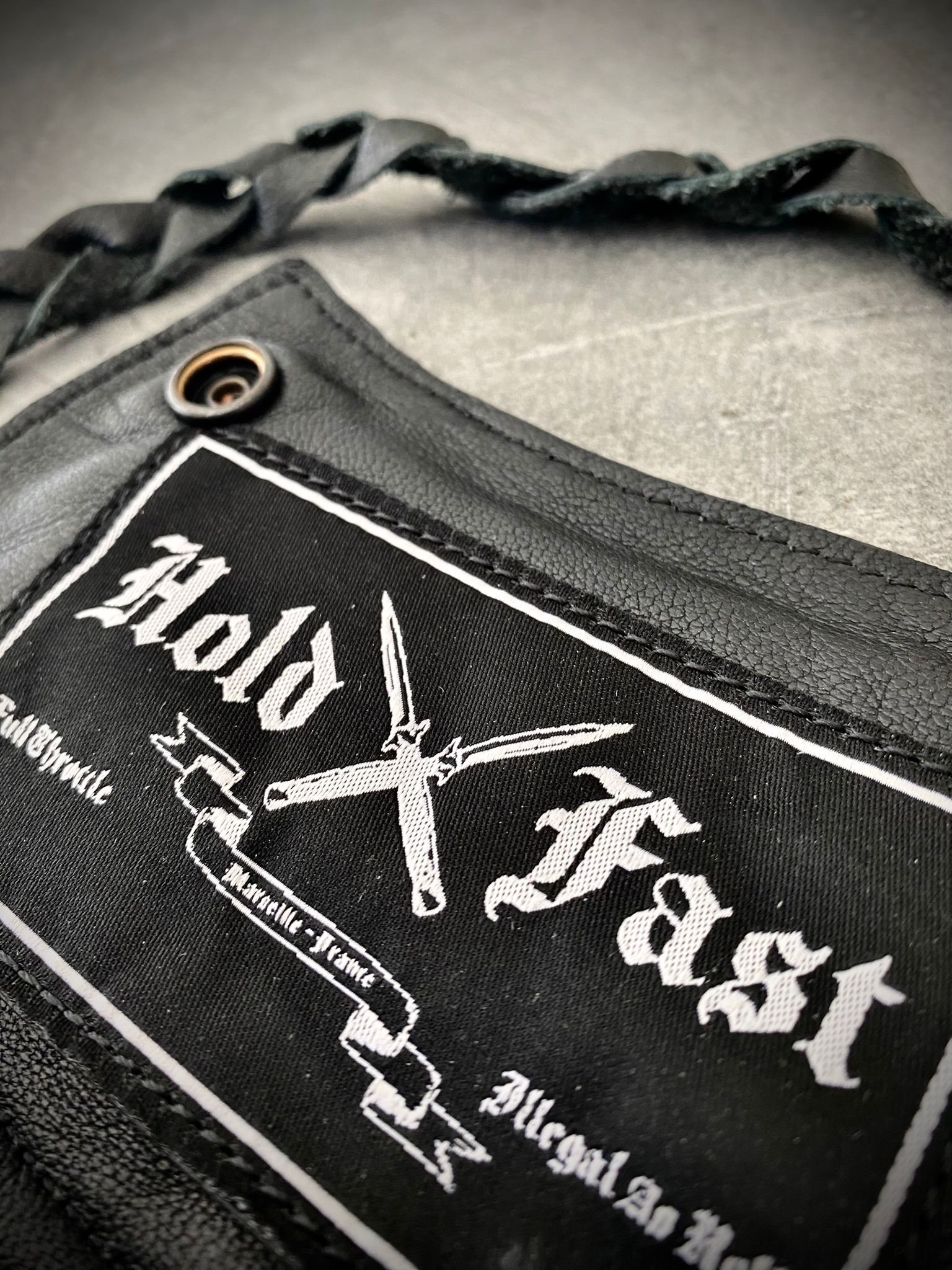 Portefeuille biker cuir matelassé « Black Sabbath » – Hold Fast Étiquette Full Throttle Illegal As Hell et lanière cuir tressée du portefeuille Hold Fast