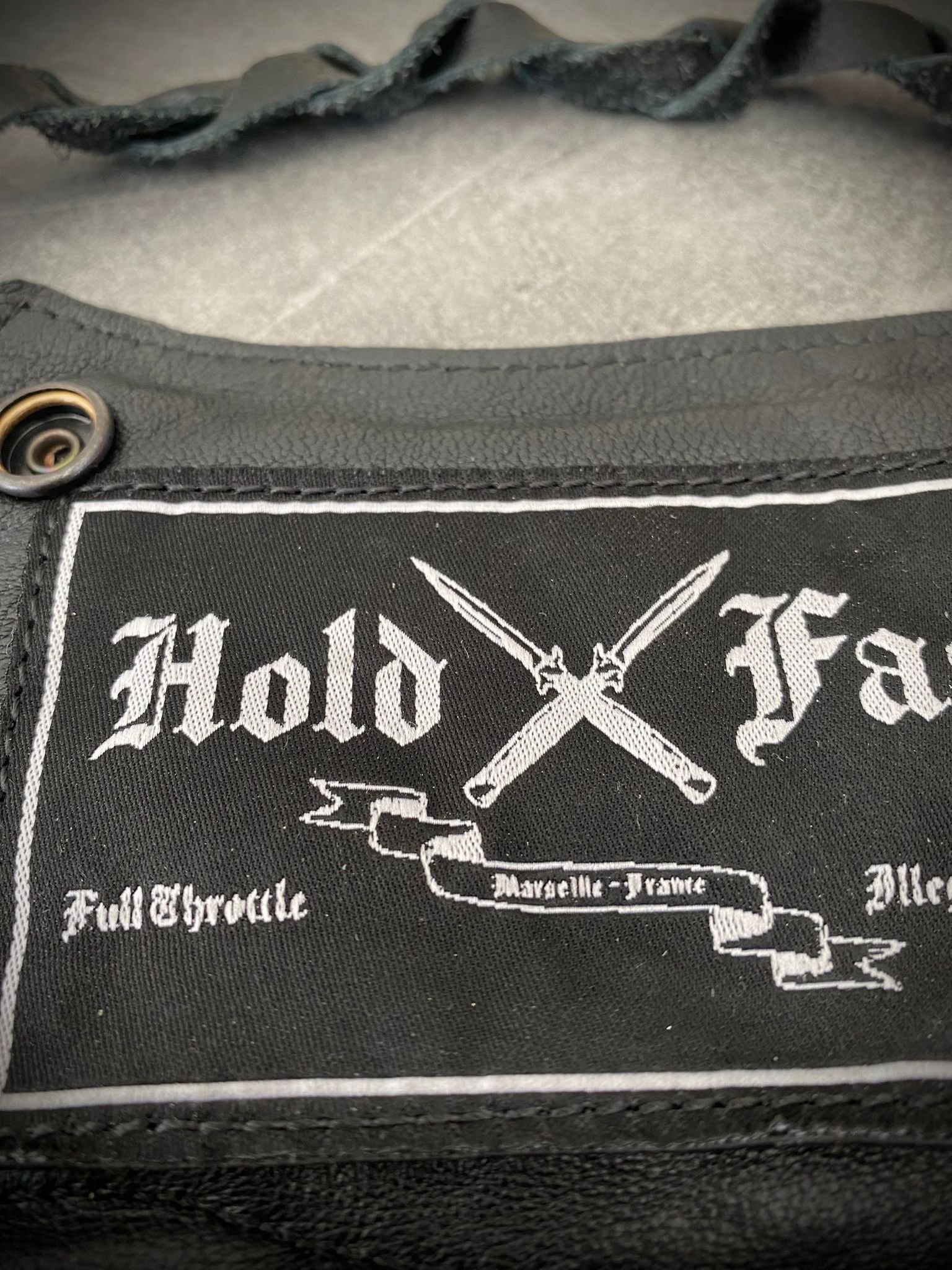 Portefeuille biker cuir matelassé « Black Sabbath » – Hold Fast Étiquette tissu Hold Fast Marseille France cousue main dans le portefeuille biker cuir