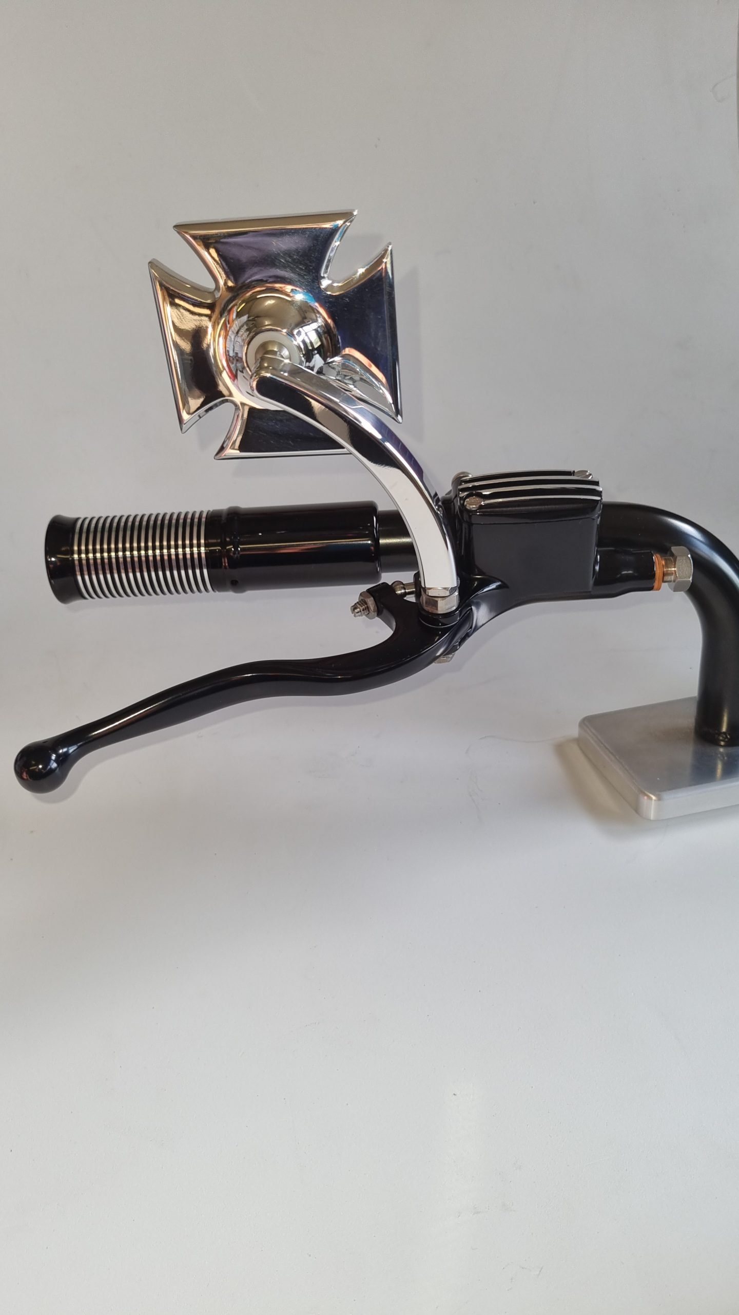 Maître-cylindre KustomTech brut alésage 14 mm Maître-cylindre de frein KustomTech brut métal usiné dans la masse mise en situation sur guidon pour moto custom