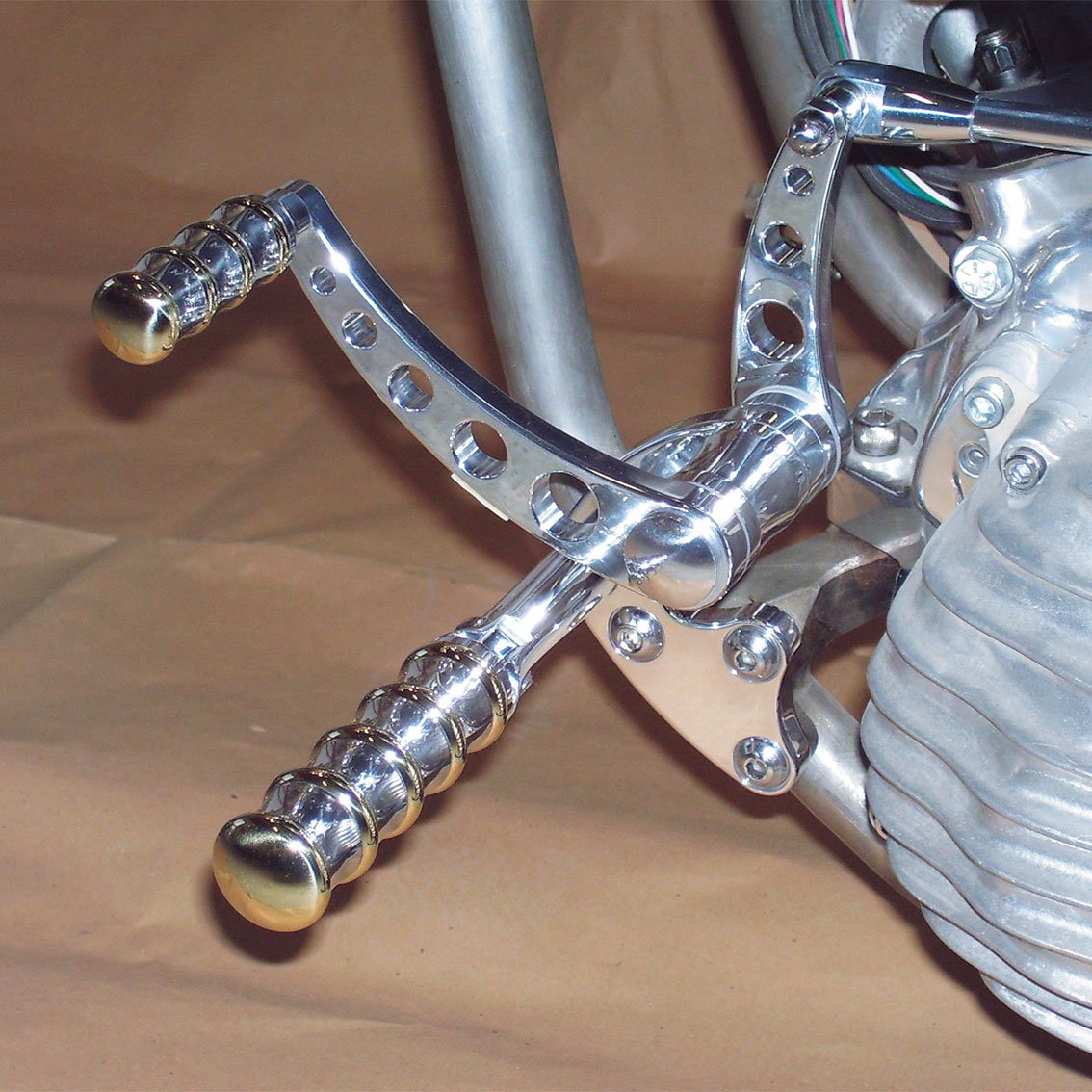 Commande KustomTech poli Commande au pied KustomTech poli aluminium et laiton mise en situation sur guidon pour projet café racer