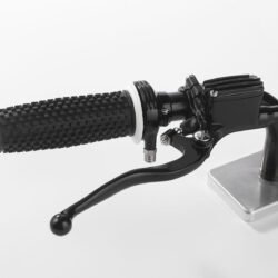 Maître-cylindre de frein KustomTech noir anodisé métal usiné dans la masse détail du logo gravé pour projet café racer Maître-cylindre de frein KustomTech noir anodisé métal usiné dans la masse détail du logo gravé pour projet café racer