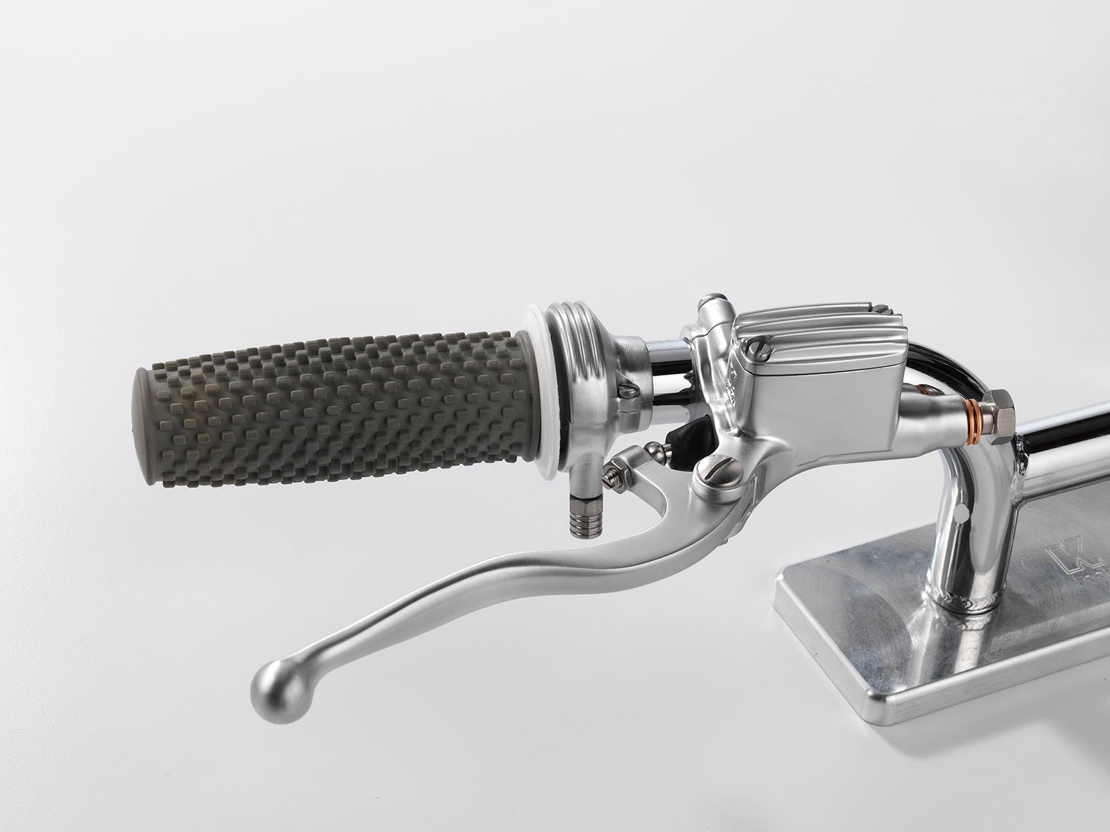 Maître-cylindre KustomTech alésage 14 mm satiné Maître-cylindre de frein KustomTech satiné métal usiné dans la masse profil complet de la pièce pour projet café racer