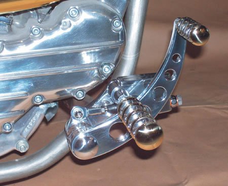 Commande KustomTech poli Commande au pied KustomTech poli aluminium et laiton détail du logo gravé pour chopper et bobber