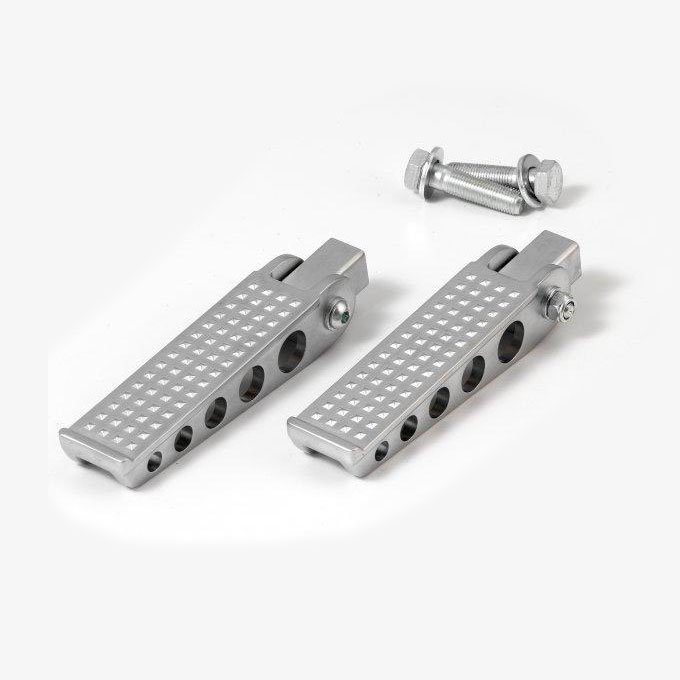 Commande KustomTech chromé satiné (paire) Commande au pied KustomTech chromé satiné laiton massif vue de trois quarts pour chopper et bobber