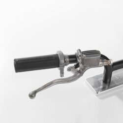 Poignée de gaz KustomTech brut métal usiné dans la masse vue principale sur fond neutre pièce italienne usinée Poignée de gaz KustomTech brut métal usiné dans la masse vue principale sur fond neutre pièce italienne usinée