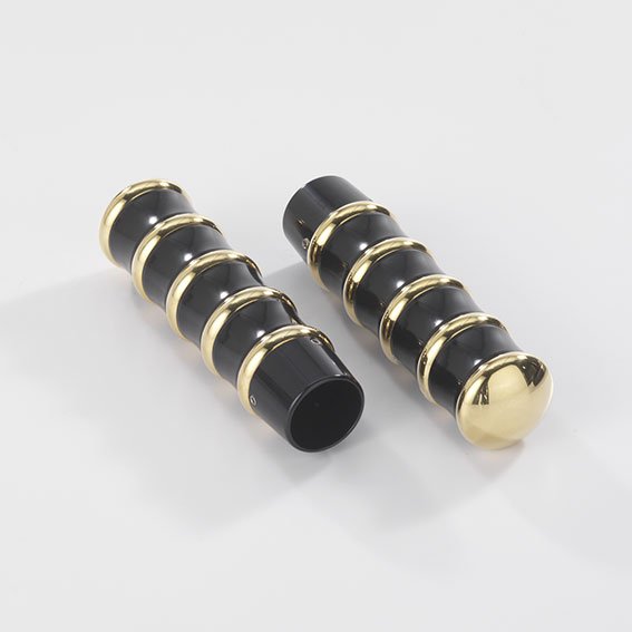 Poignées Kustom Tech Deluxe noir anodisé pour câble interne Poignée de gaz KustomTech noir anodisé câble interne vue principale sur fond neutre