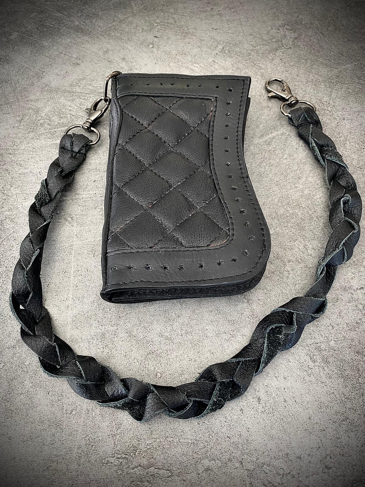 Portefeuille biker cuir matelassé « Black Sabbath » – Hold Fast Portefeuille biker cuir matelassé noir Black Sabbath Hold Fast avec lanière tressée 50 cm
