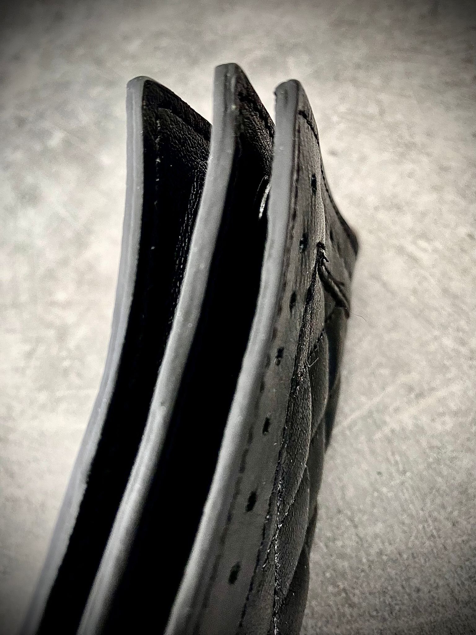 Portefeuille biker cuir matelassé « Black Sabbath » – Hold Fast Tranche du portefeuille biker cuir montrant les trois compartiments billets et documents