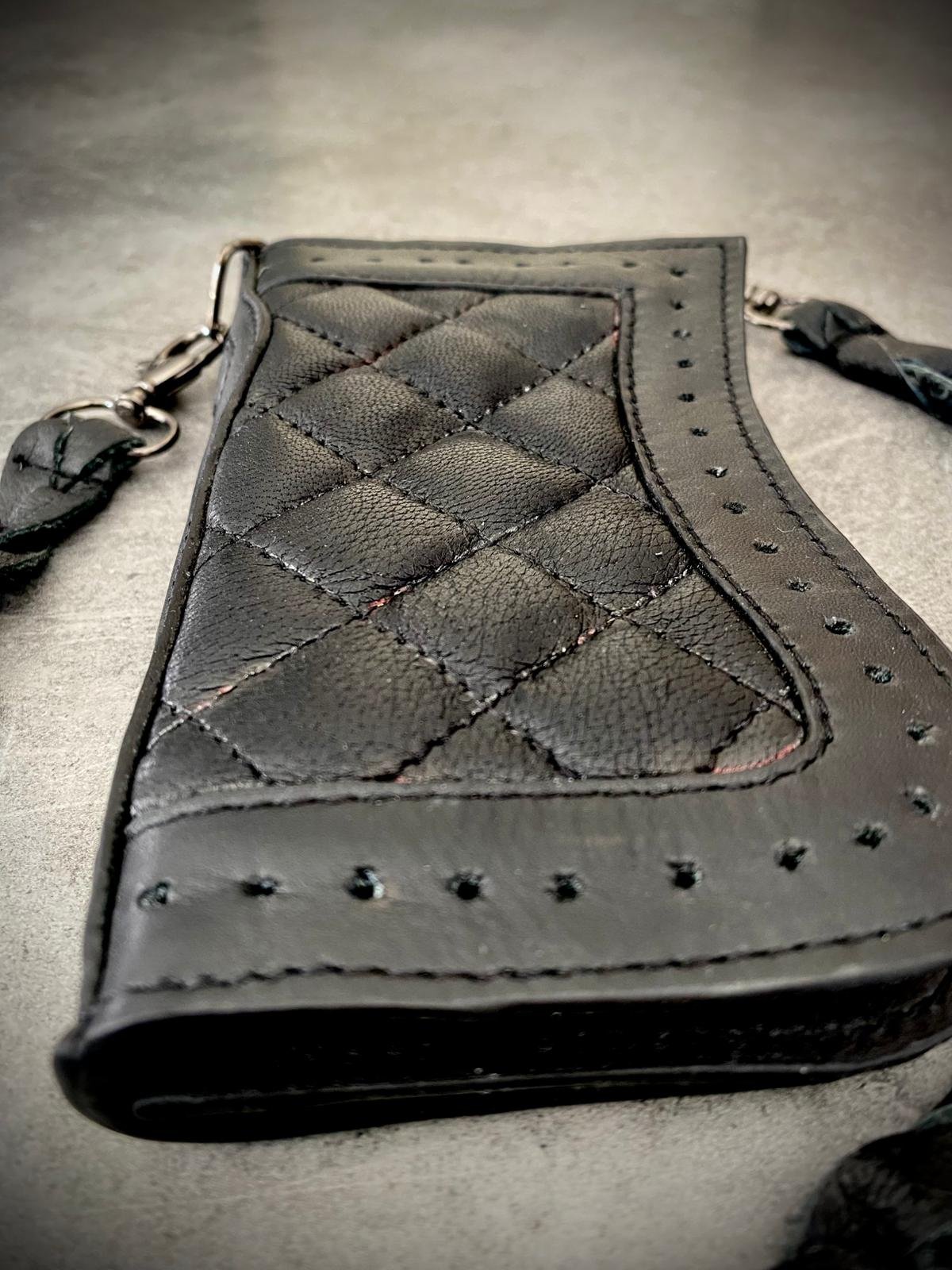Portefeuille biker cuir matelassé « Black Sabbath » – Hold Fast Portefeuille biker cuir vu de trois quarts, matelassage losange et bordure perforée