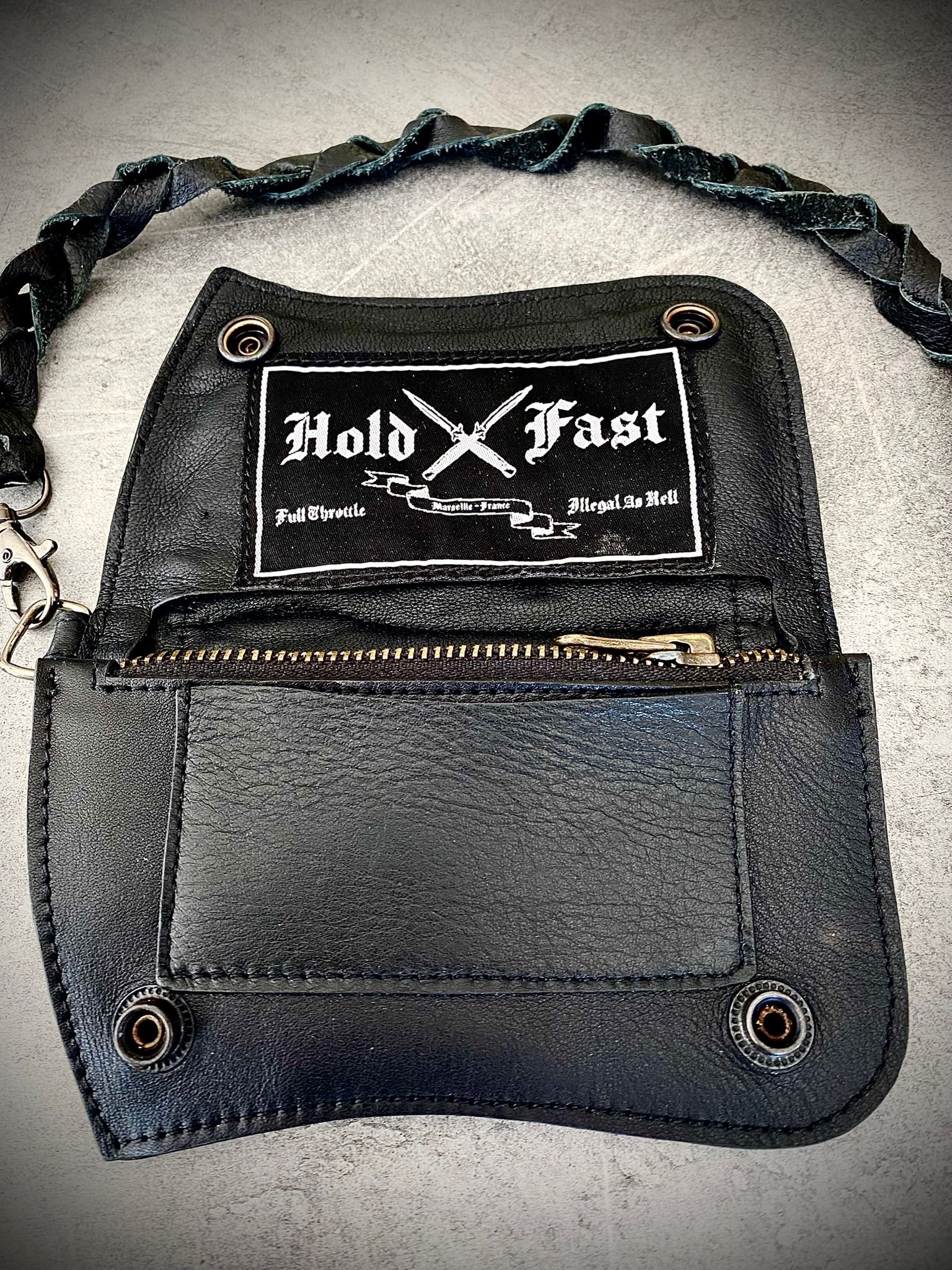 Portefeuille biker cuir matelassé « Black Sabbath » – Hold Fast Intérieur du portefeuille biker cuir : poche zippée IKK, compartiments billets et étiquette tissée