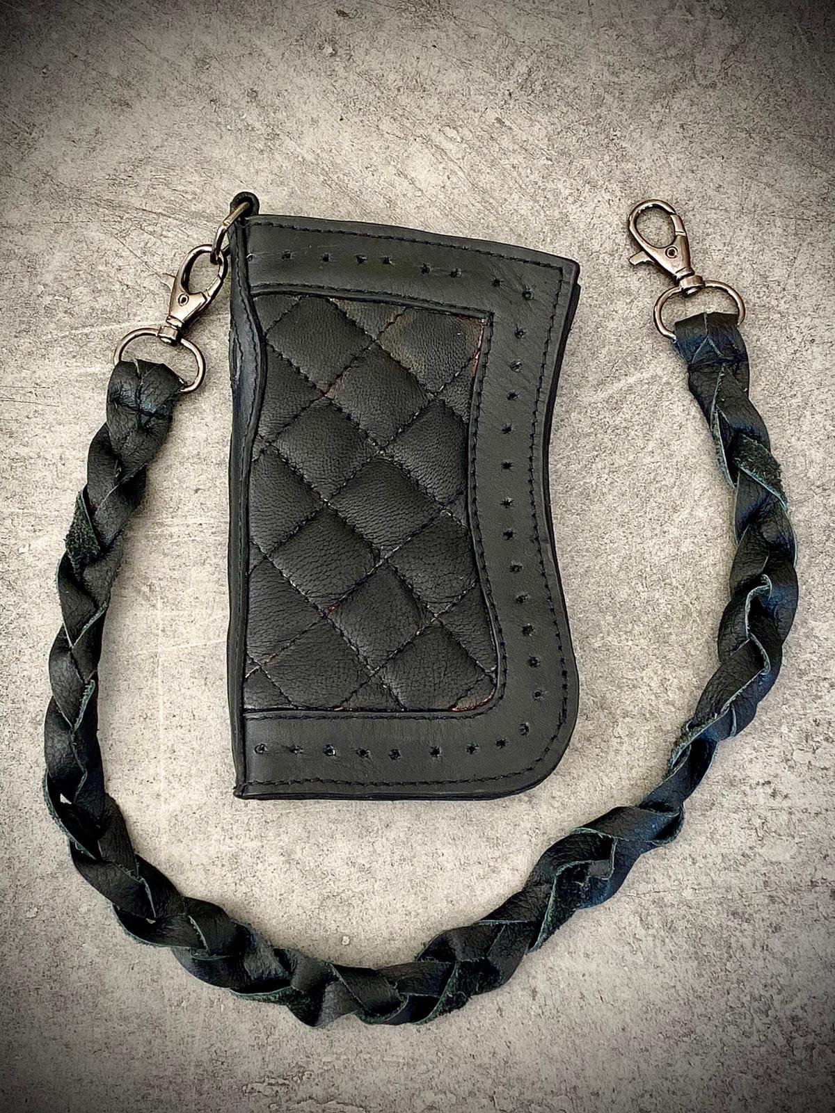 Portefeuille biker cuir matelassé « Black Sabbath » – Hold Fast Portefeuille biker cuir à quilting losange vu de face, lanière tressée et mousquetons métal