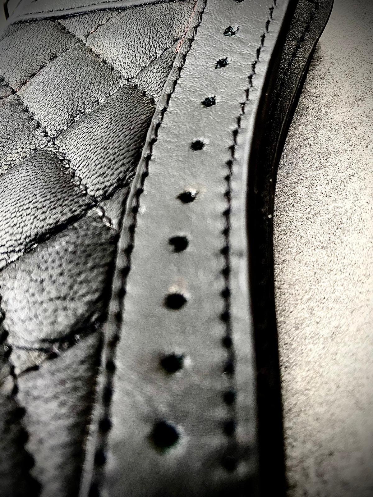 Portefeuille biker cuir matelassé « Black Sabbath » – Hold Fast Macro des surpiûres et perforations du portefeuille biker cuir matelassé Hold Fast