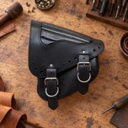 Sacoche cuir moto Master Leather Deluxe Hold Fast sur l’établi de l’atelier
