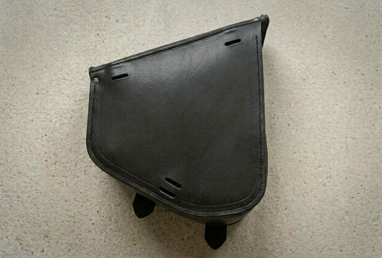 Dos de la sacoche Master Leather Deluxe avec passants de fixation