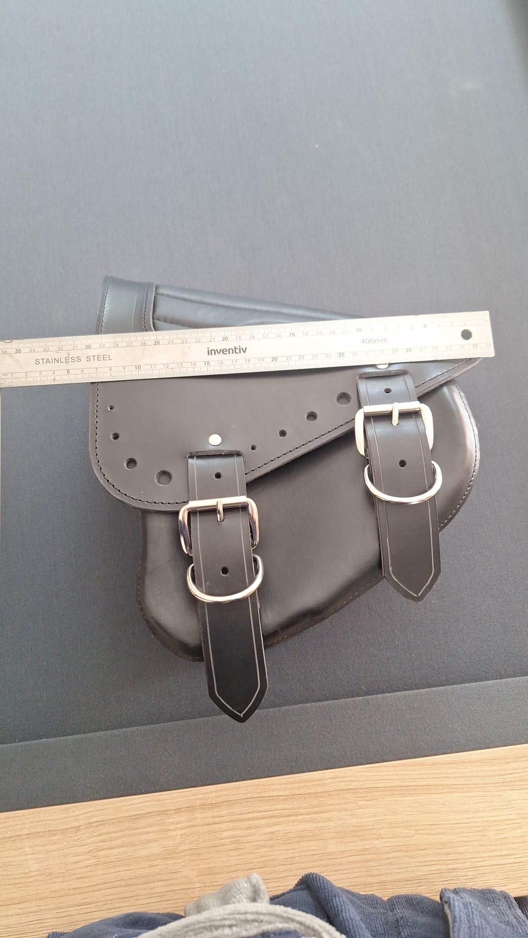 Largeur de la sacoche Master Leather Deluxe : 30 cm