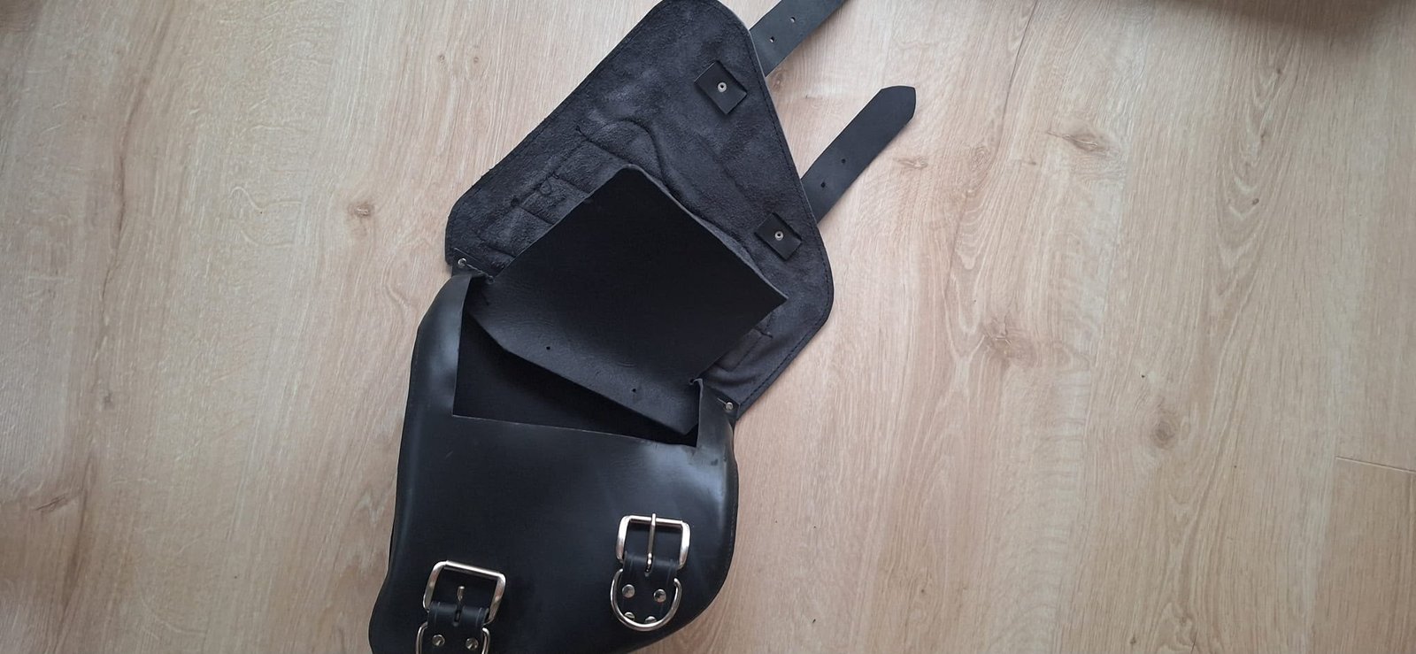 Sacoche Master Leather Deluxe ouverte, rabat intérieur anti-pluie